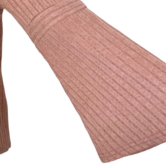 🦋 Blush Pink Three Quarter Sleeve Ribbed Tee with Flared Sleeves - Picture 10 of 15